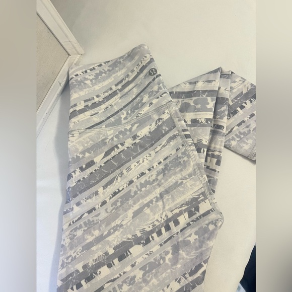 Lululemon Wunder Under High Rise in rare pattern! 28 inch inseam - Picture 2 of 8